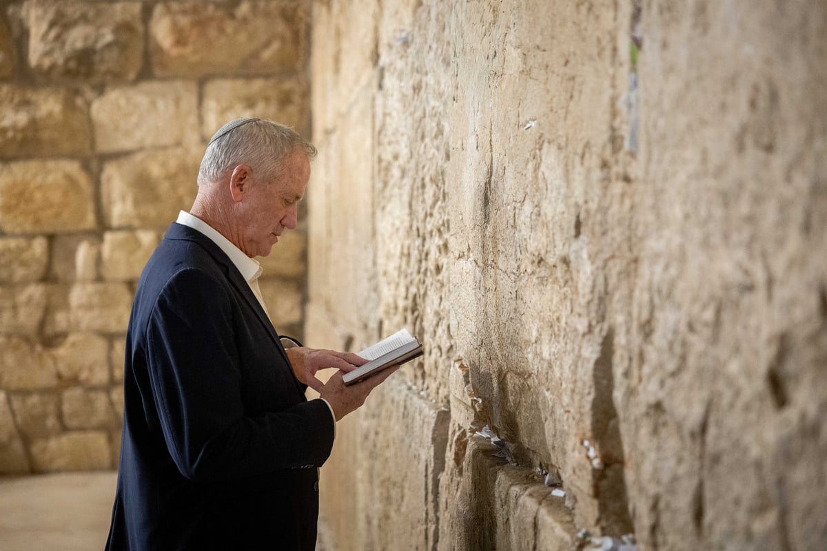 נתניהו, גנץ וסמוטריץ התפללו בכותל; שקד - בקבר רחל