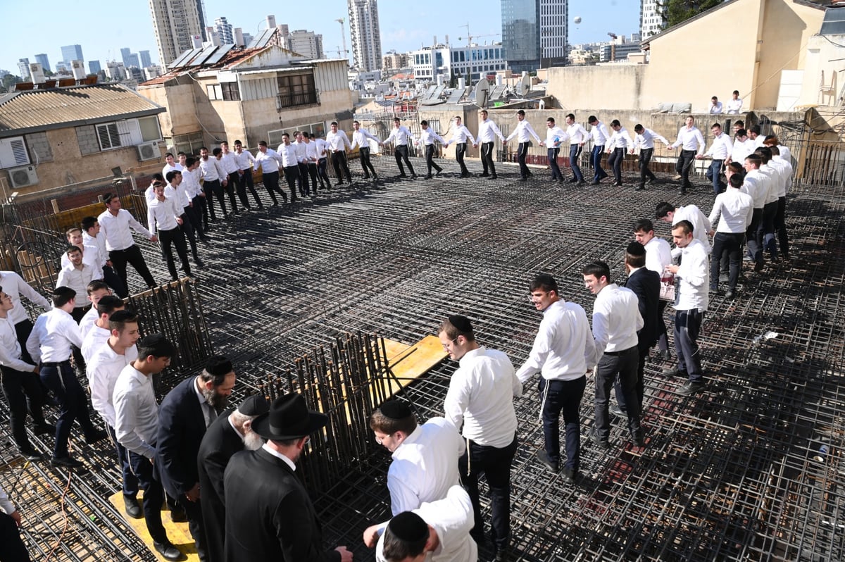 בחורי 'בית מתתיהו' רקדו עם ראש הישיבה - באתר הבנייה