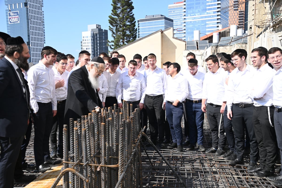 בחורי 'בית מתתיהו' רקדו עם ראש הישיבה - באתר הבנייה