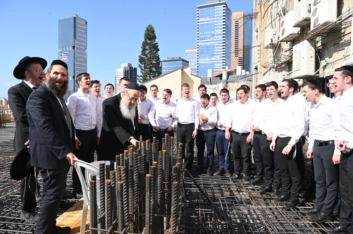 בחורי 'בית מתתיהו' רקדו עם ראש הישיבה - באתר הבנייה