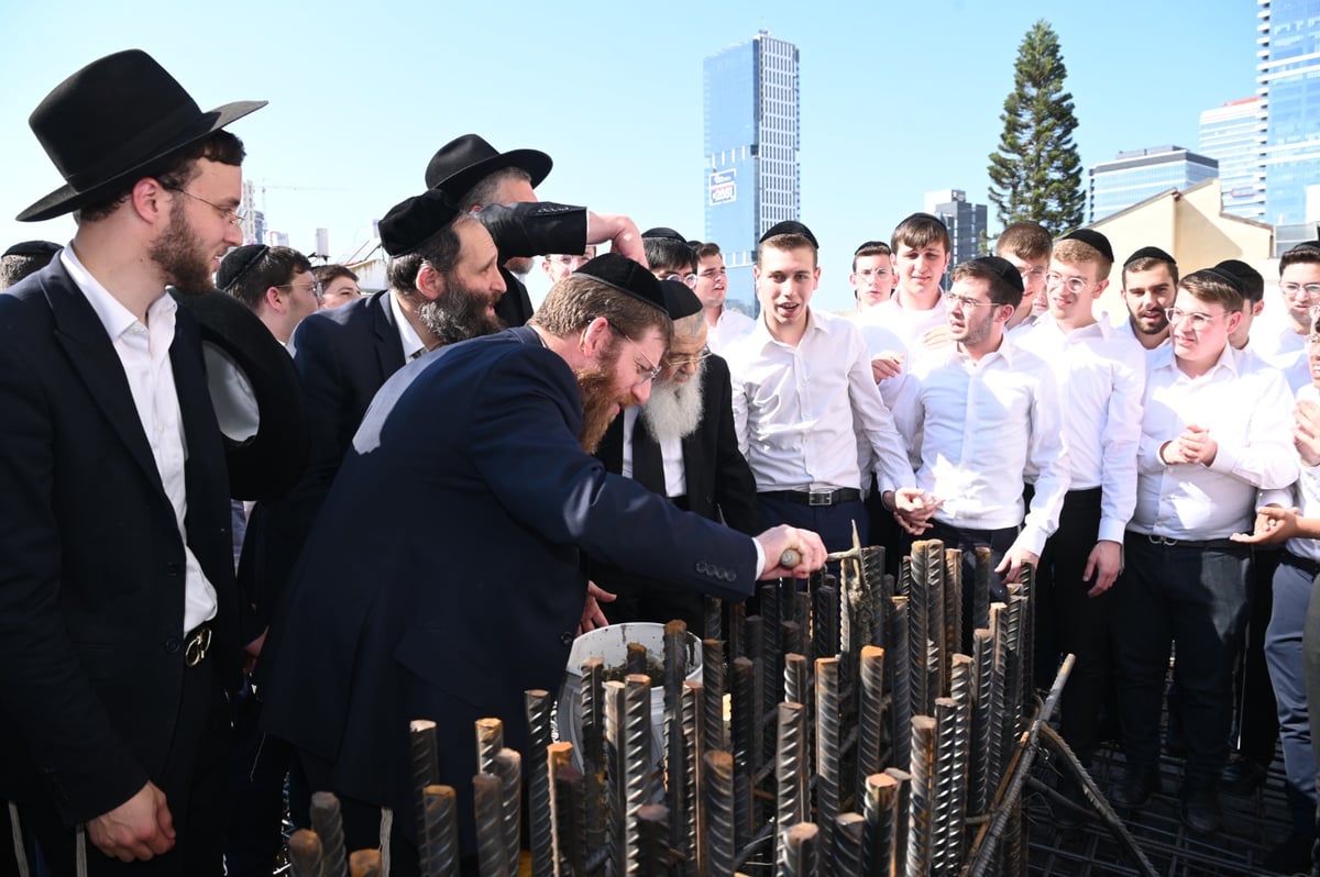 בחורי 'בית מתתיהו' רקדו עם ראש הישיבה - באתר הבנייה