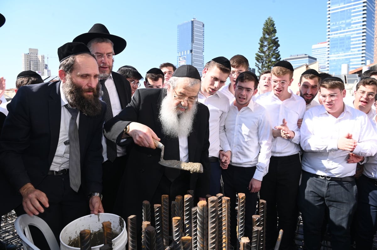 בחורי 'בית מתתיהו' רקדו עם ראש הישיבה - באתר הבנייה