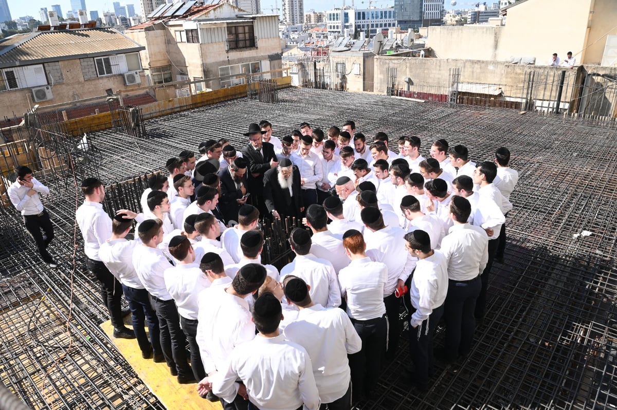 בחורי 'בית מתתיהו' רקדו עם ראש הישיבה - באתר הבנייה