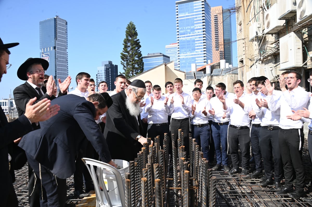 בחורי 'בית מתתיהו' רקדו עם ראש הישיבה - באתר הבנייה