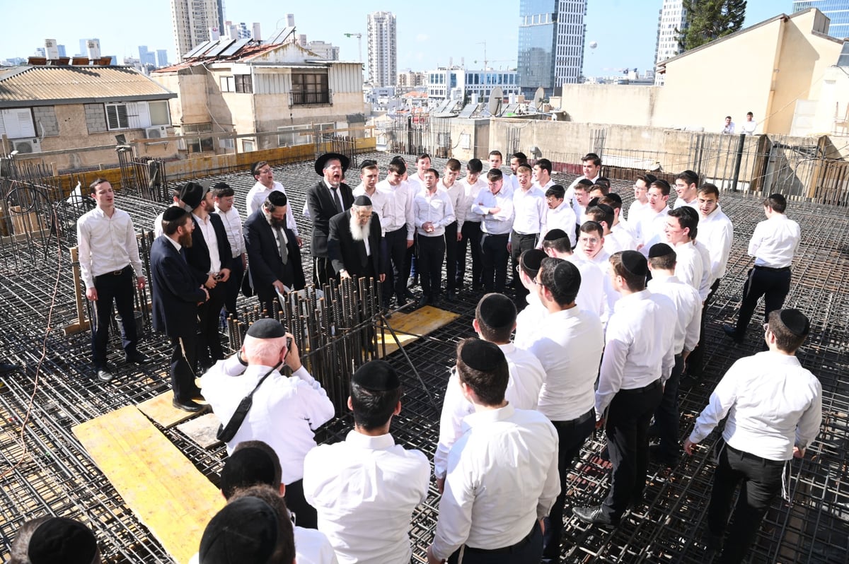 בחורי 'בית מתתיהו' רקדו עם ראש הישיבה - באתר הבנייה