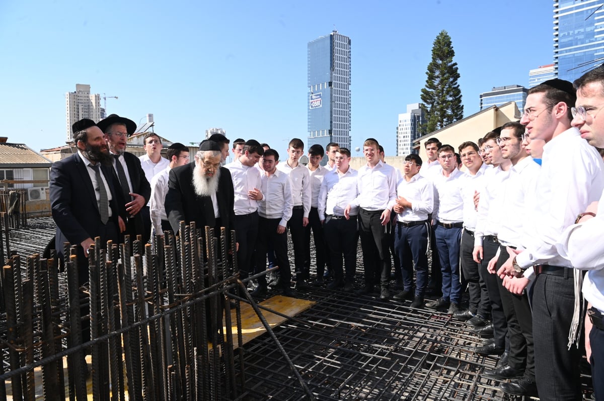 בחורי 'בית מתתיהו' רקדו עם ראש הישיבה - באתר הבנייה