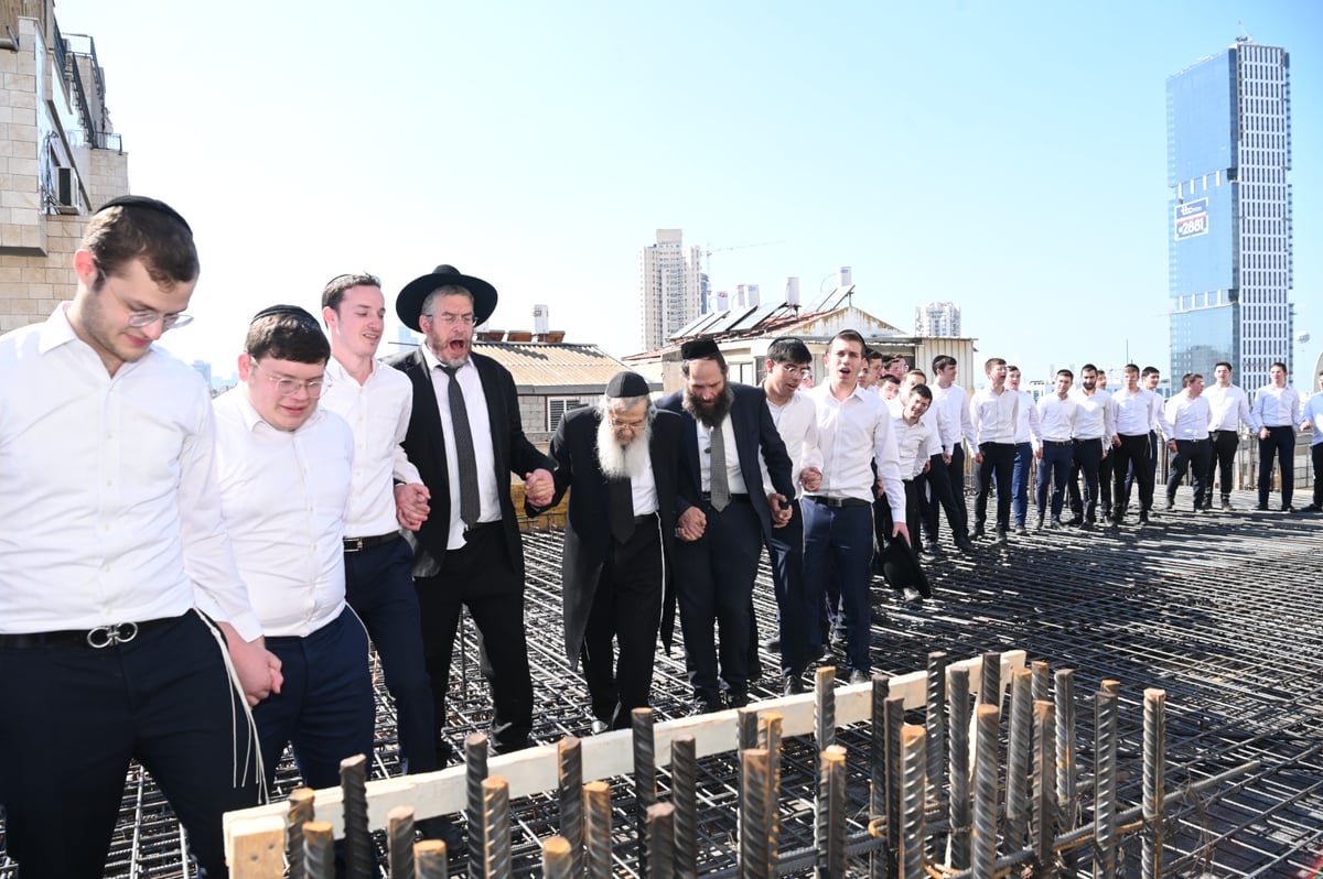 בחורי 'בית מתתיהו' רקדו עם ראש הישיבה - באתר הבנייה