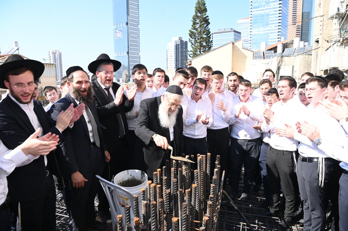 בחורי 'בית מתתיהו' רקדו עם ראש הישיבה - באתר הבנייה