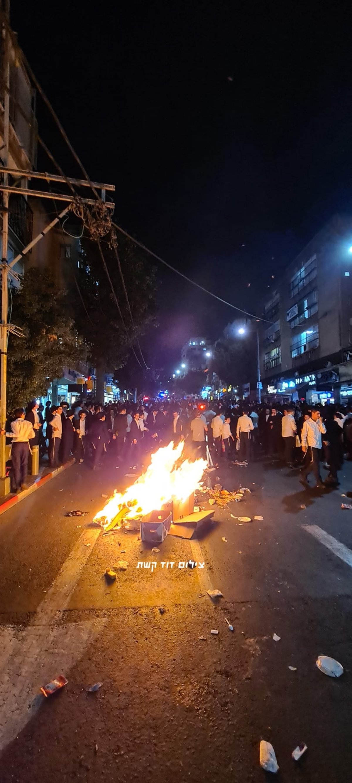 מחאה אלימה בבני ברק נגד חנות סלולר | תיעוד