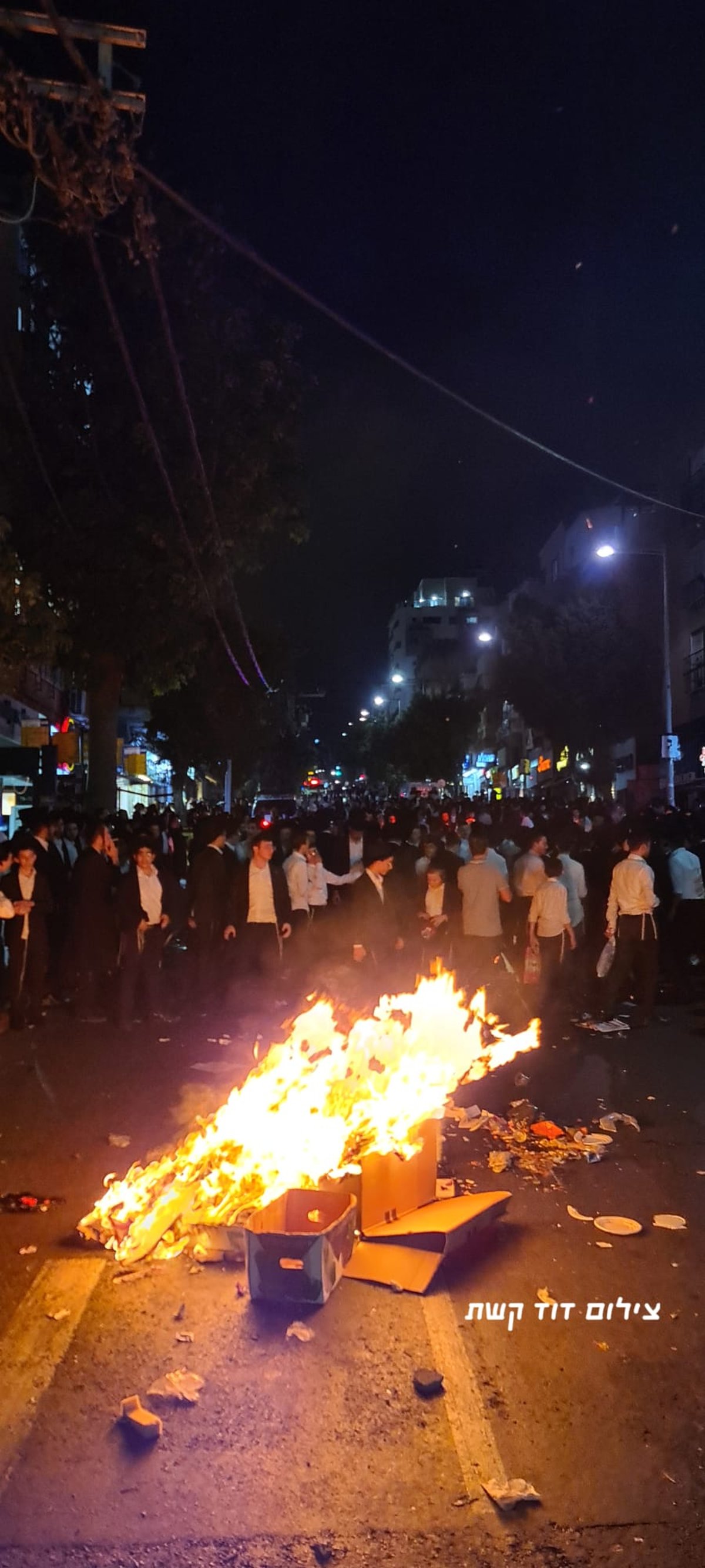 מחאה אלימה בבני ברק נגד חנות סלולר | תיעוד