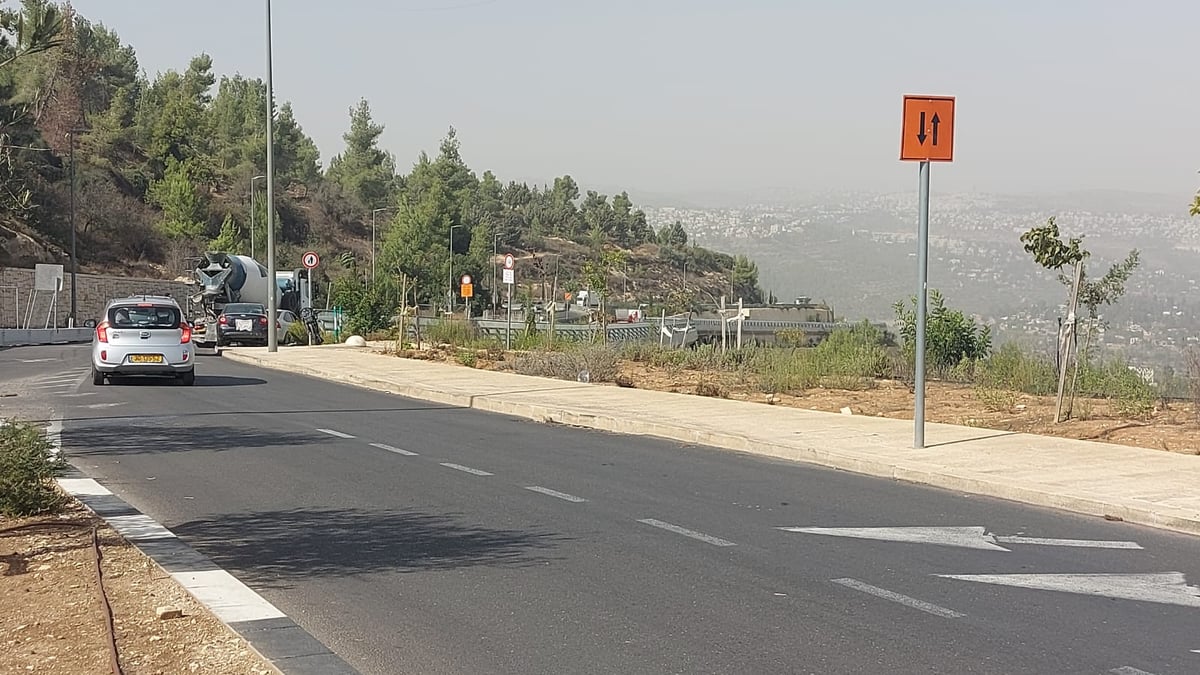 כאן. במורד הכביש - מתרחש סיפורנו