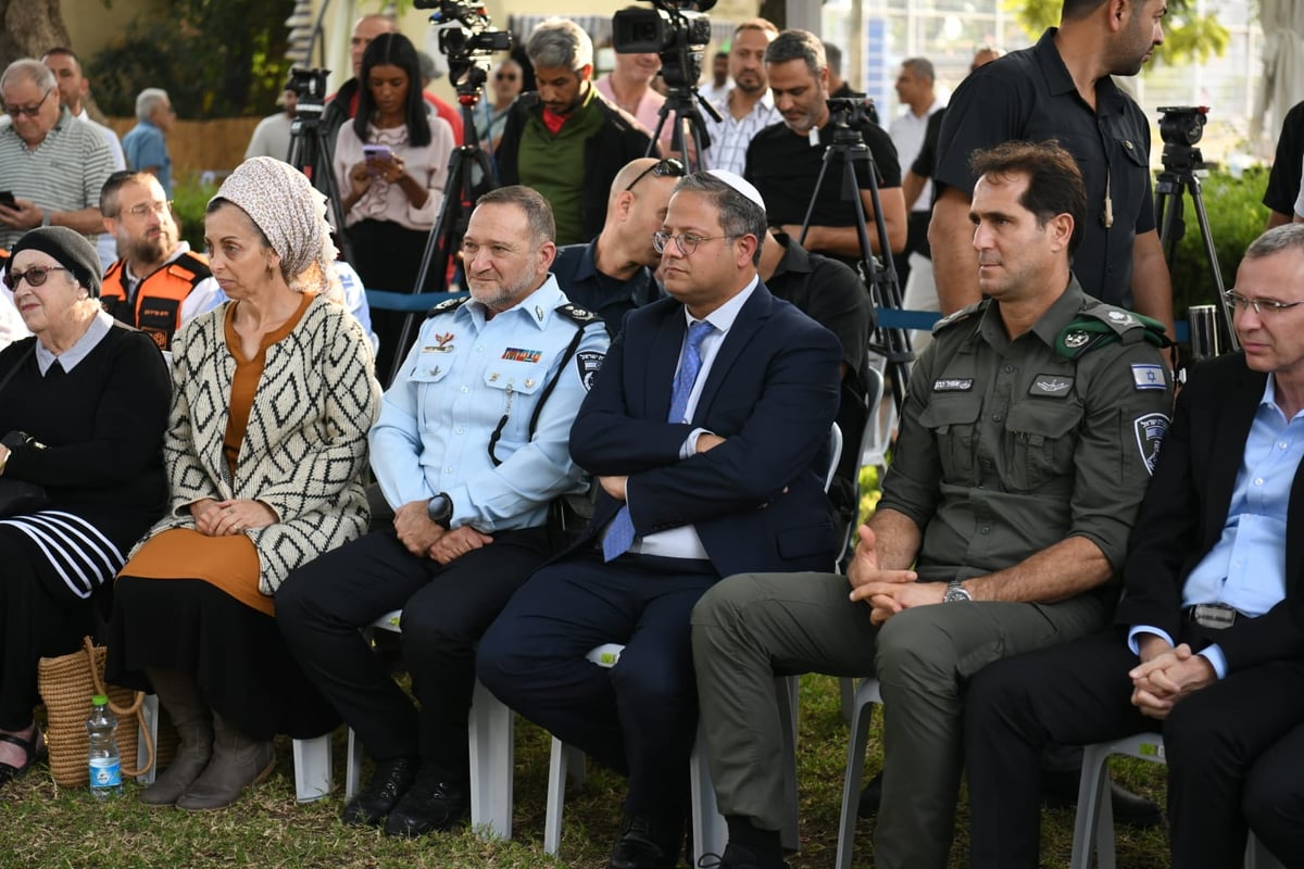 איתמר בן גביר והמפכ"ל קובי שבתאי נפגשו ולחצו ידיים | תיעוד