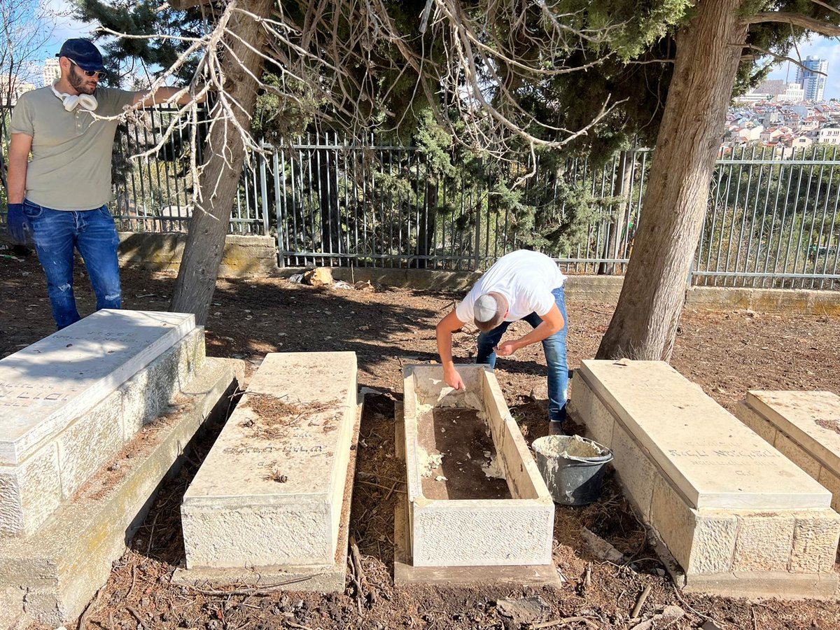 מזעזע: עשרות מצבות נותצו בבית הקברות של הרבי מזוועיהל בירושלים; "רצו שיש"