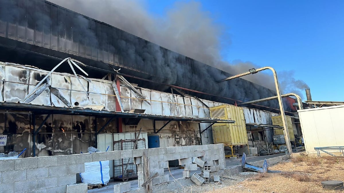 "פעולות הכיבוי הפכו מורכבות": שריפה במפעל עם מתכות