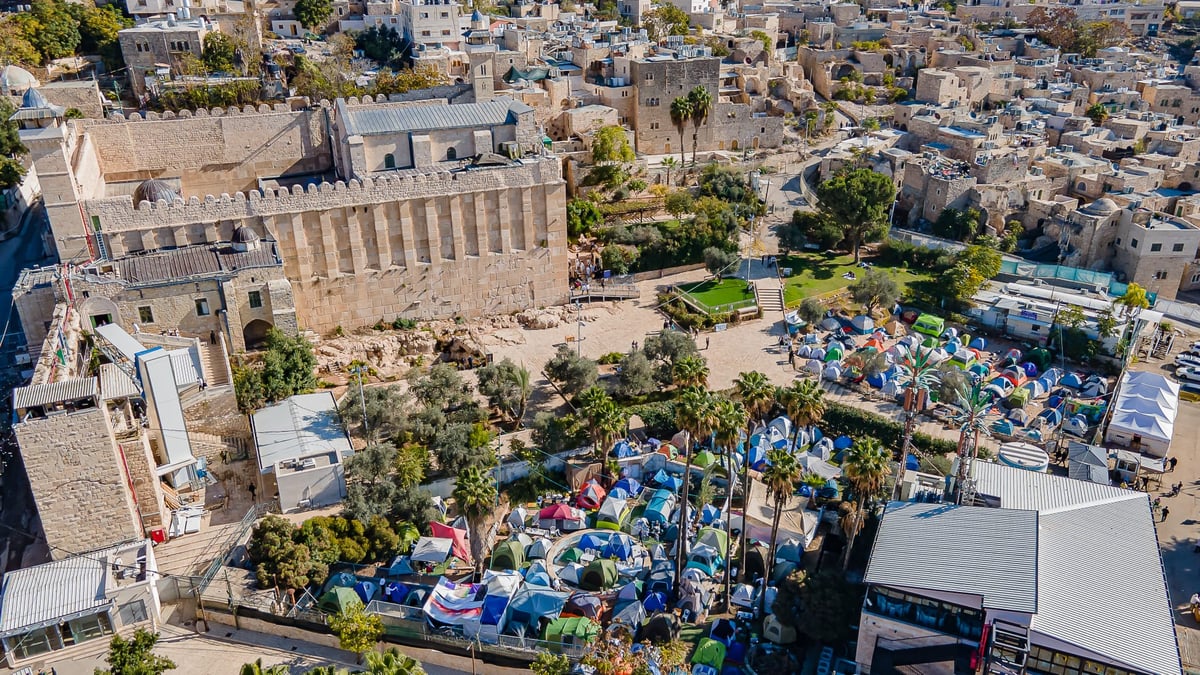 שבת חברון: האלפים זורמים לעיר לשהות במערת המכפלה