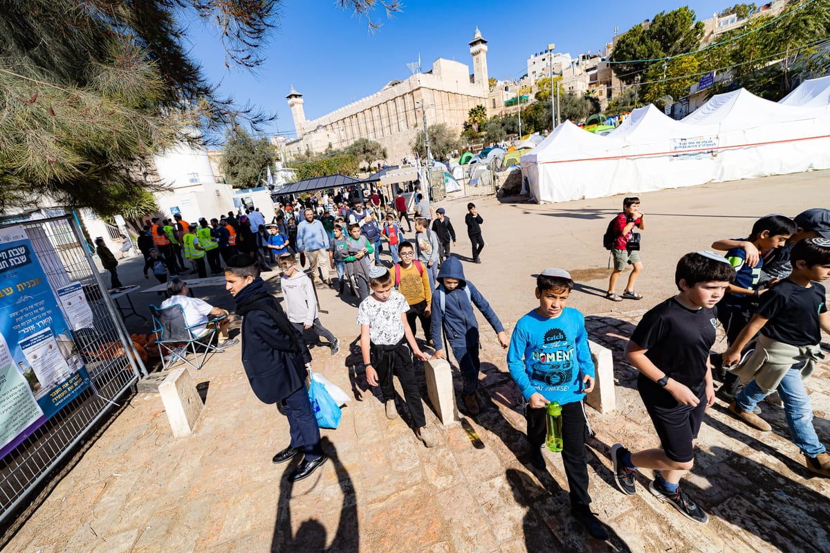 שבת חברון: האלפים זורמים לעיר לשהות במערת המכפלה