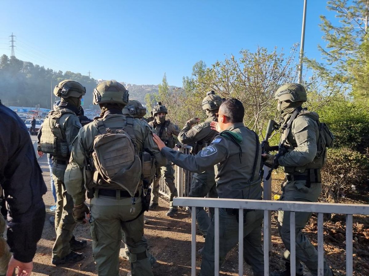 תיעוד: כוחות המשטרה ומג"ב סורקים אחרי המחבל