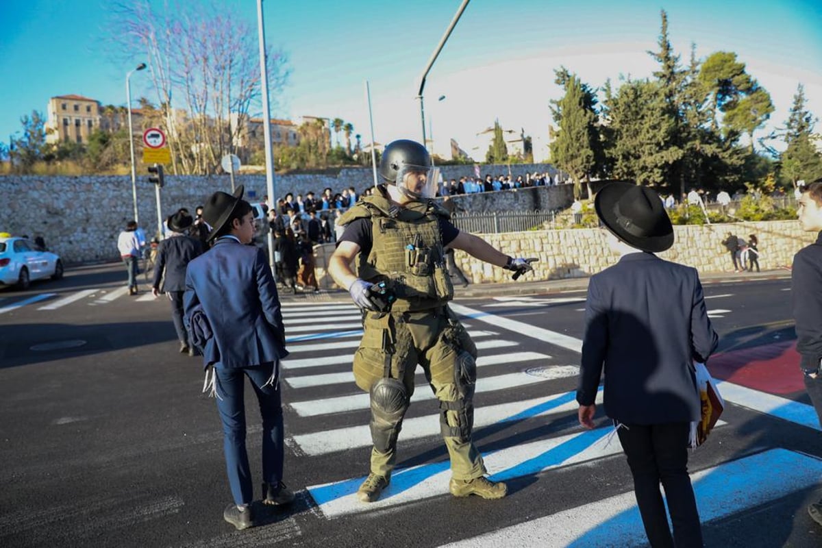 הרוג ו-19 פצועים בפיגוע משולב • שני מטענים הופעלו מרחוק וכללו רסס רב