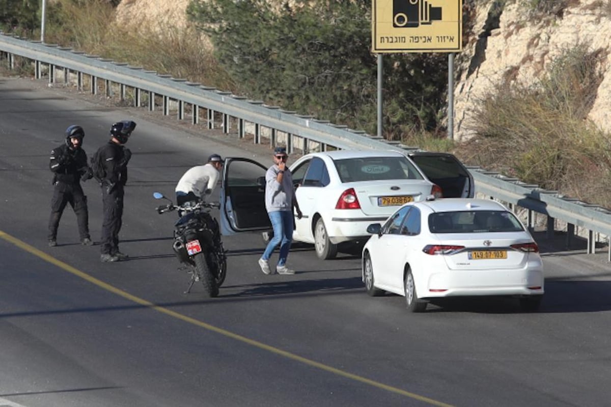 בודקים רכבים