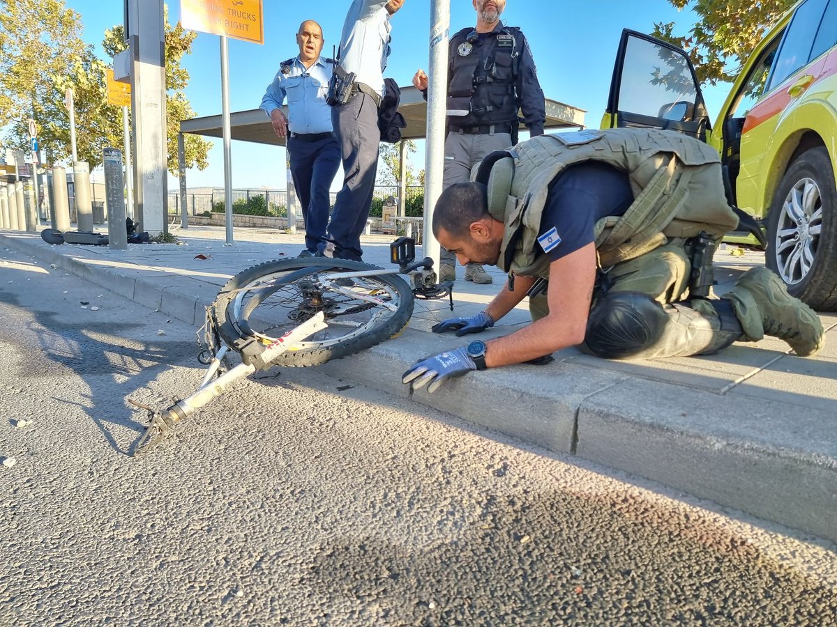 הרוג ו-19 פצועים בפיגוע משולב בירושלים; מצוד נרחב אחרי המחבל