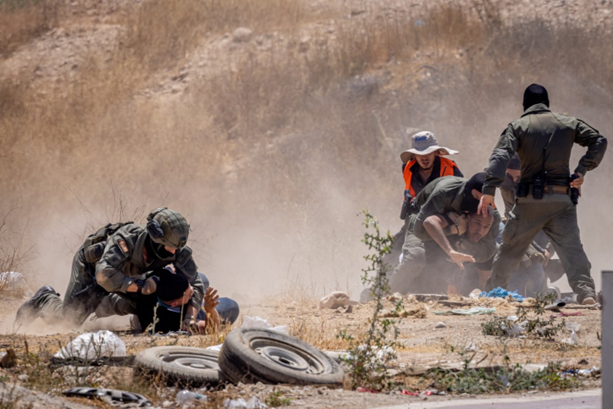 הצלם התלווה ליחידת המסתערבים במשך מספר חודשים ותיעד 65 תמונות מסכמות