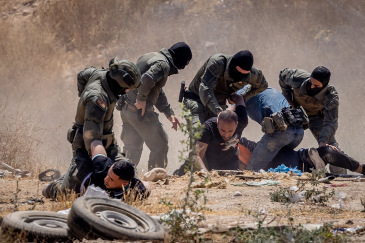 הצלם התלווה ליחידת המסתערבים במשך מספר חודשים ותיעד 65 תמונות מסכמות