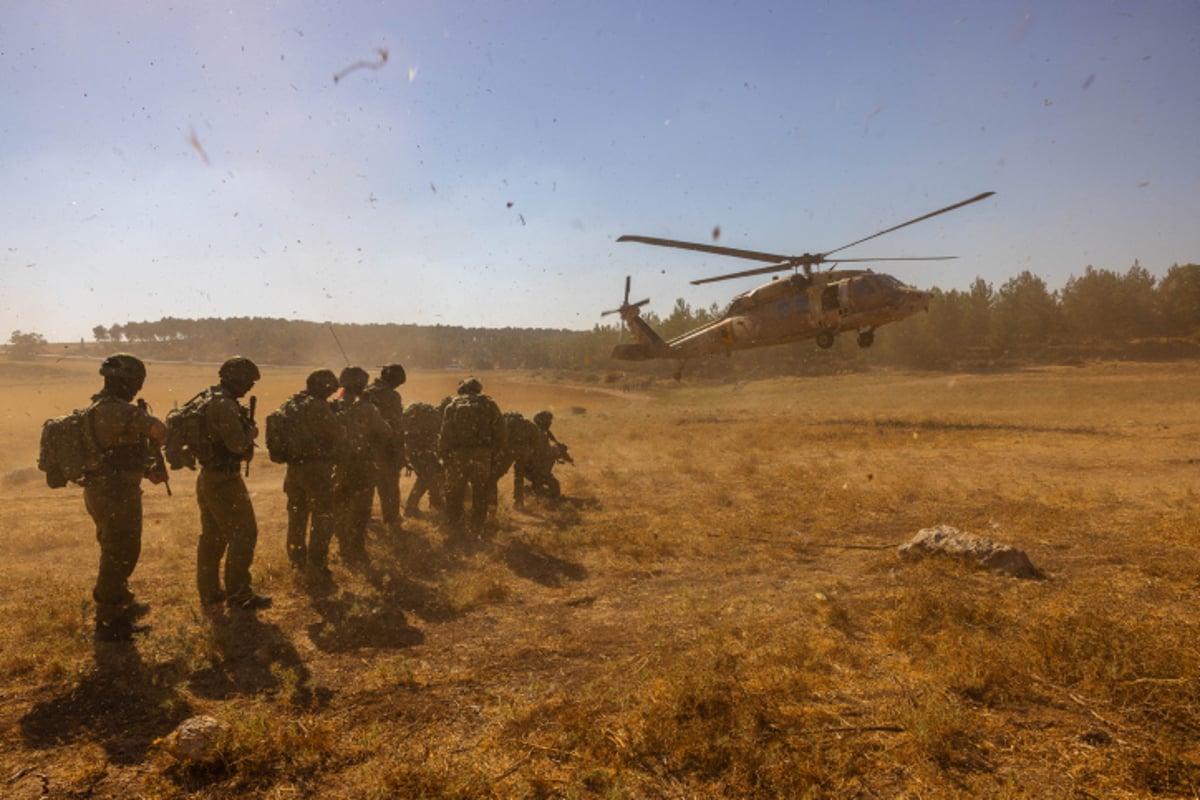 הצלם התלווה ליחידת המסתערבים במשך מספר חודשים ותיעד 65 תמונות מסכמות