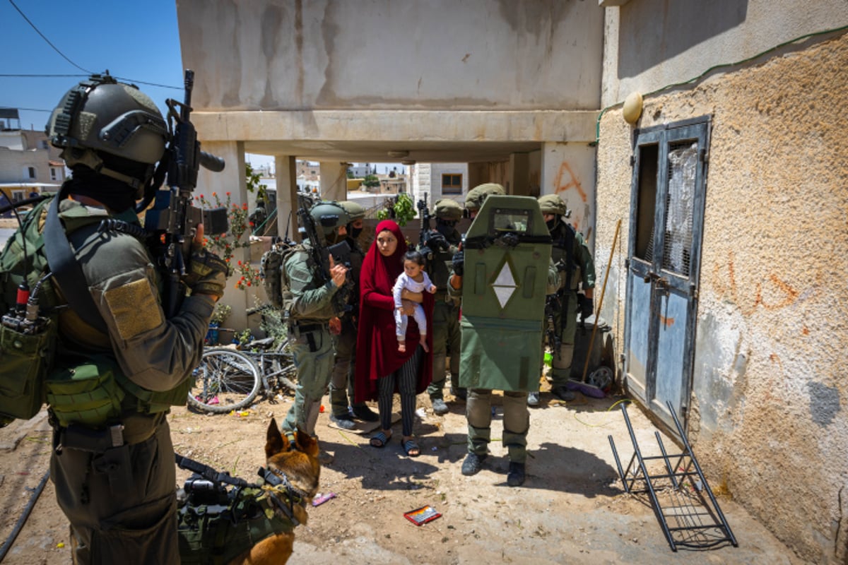 הצלם התלווה ליחידת המסתערבים במשך מספר חודשים ותיעד 65 תמונות מסכמות