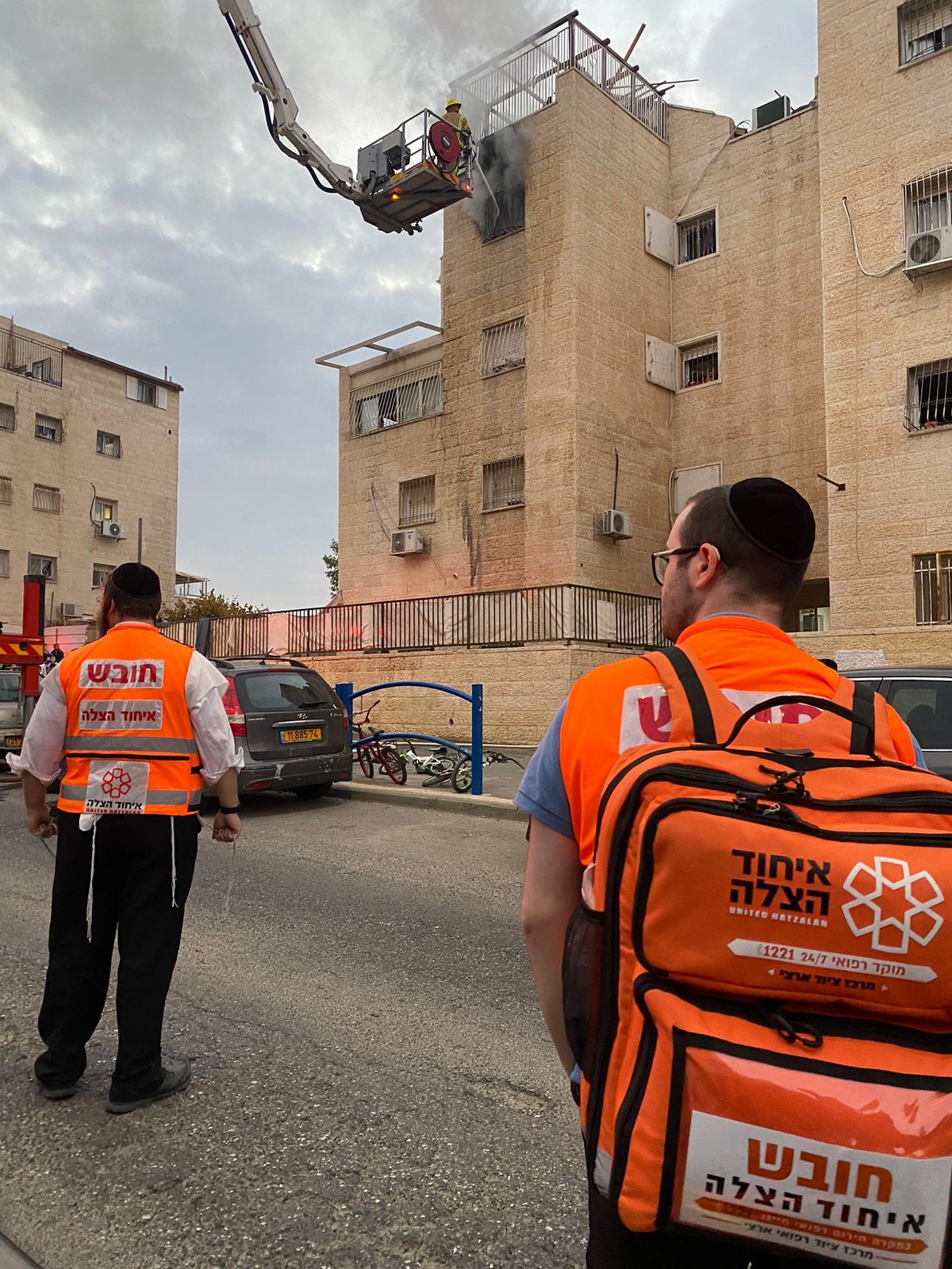 שריפה פרצה בבניין בשכונה החרדית, לוחמי האש הוזנקו