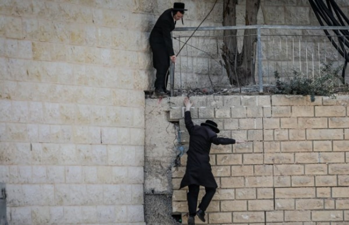 חרדים מפגינים באתר בנייה. אילוסטרציה