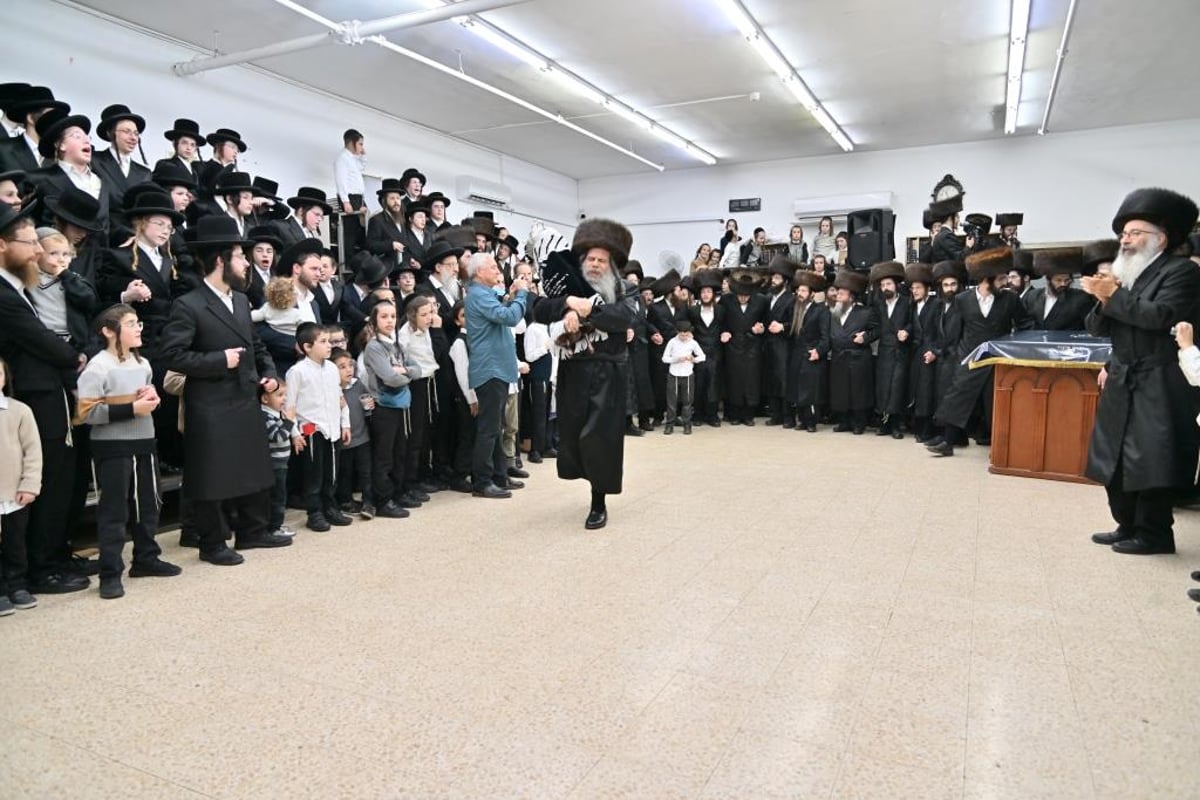 בראשות האדמו"ר: בחסידות קוידינוב הכניסו ספר תורה חדש