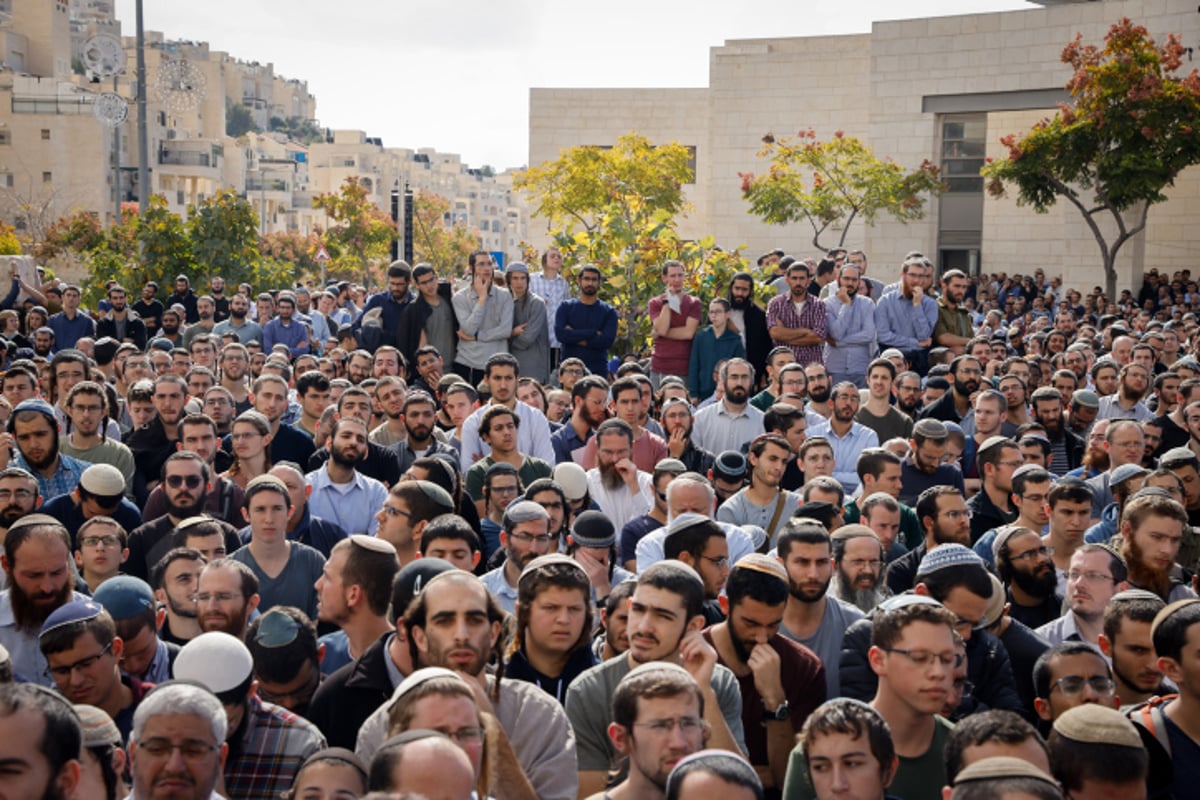 ירושלים: אלפים בהלווייתו של ראש ישיבת הר המור • תיעוד