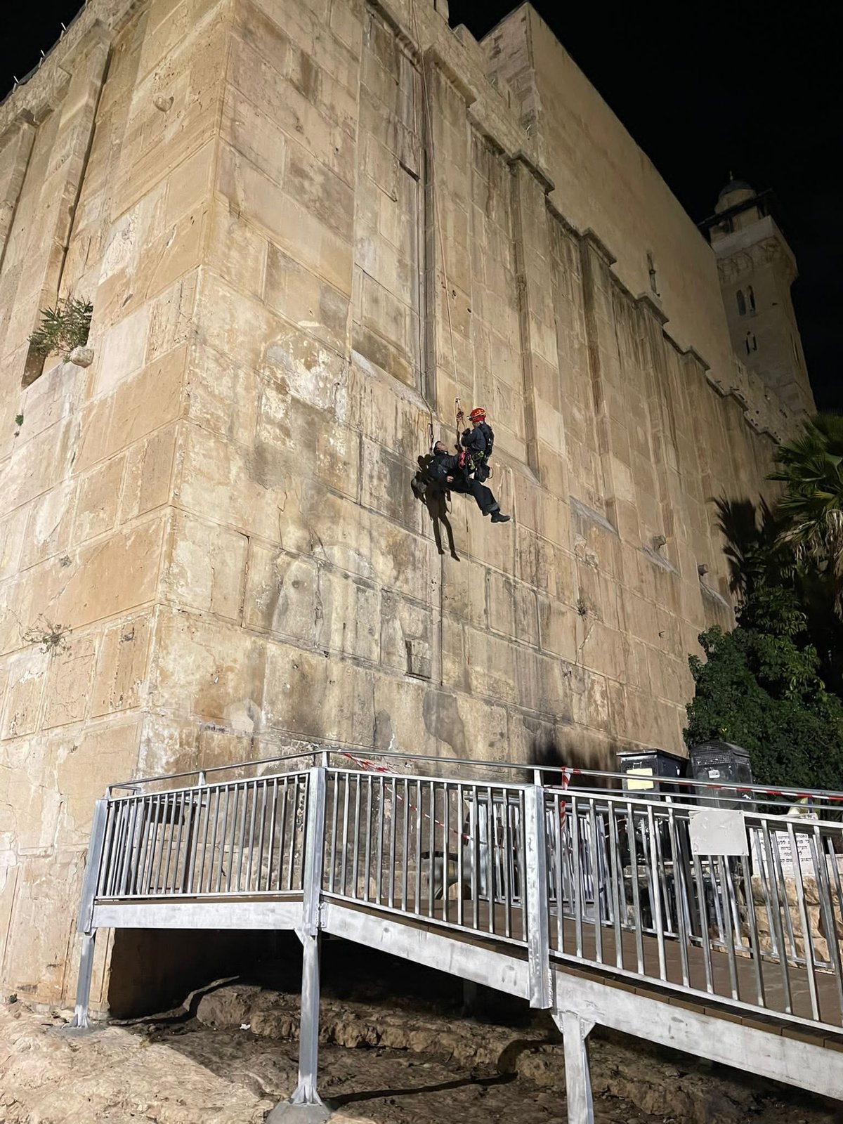 לראשונה: לוחמי האש ערכו תרגיל במערת המכפלה | צפו