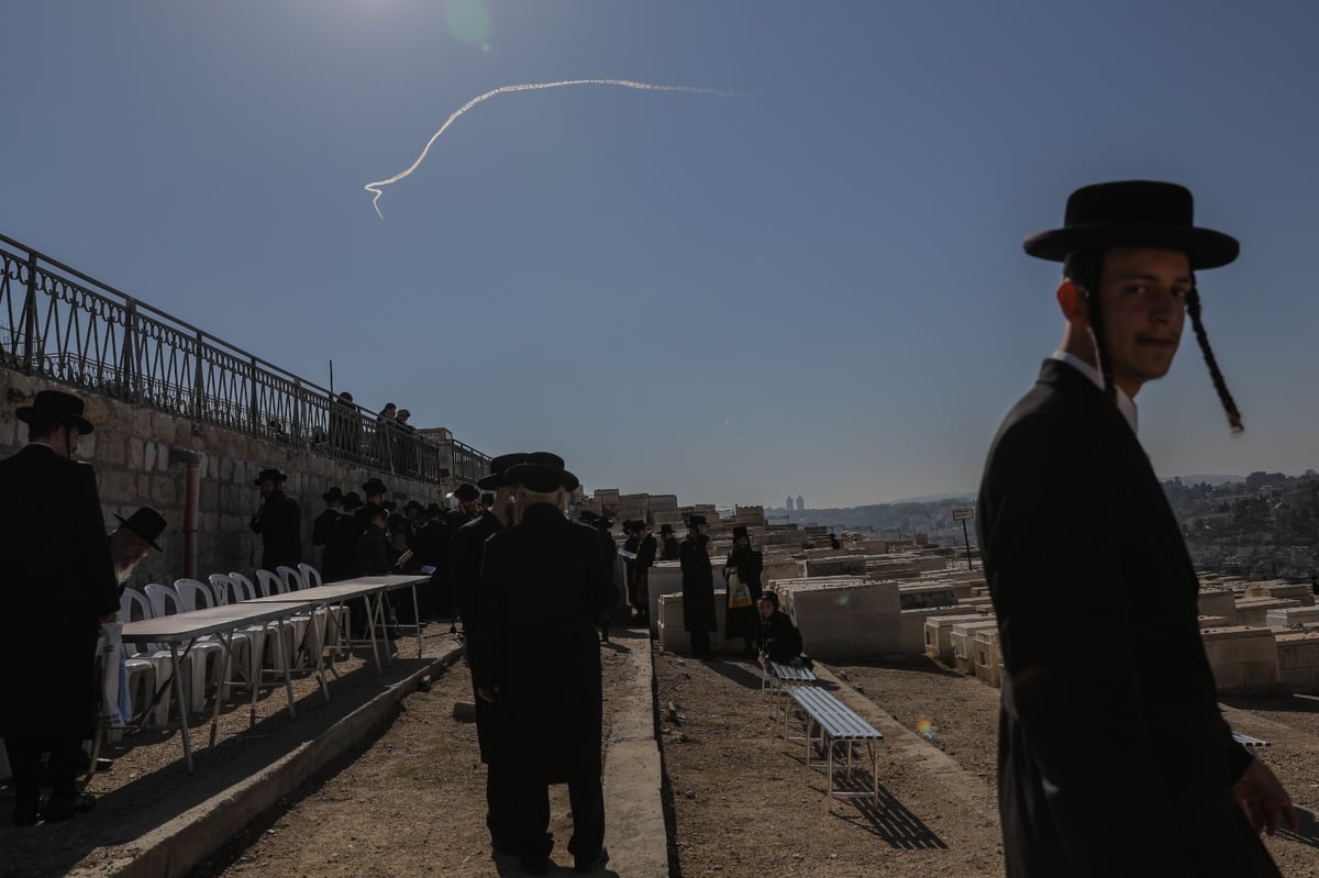 עשרות אנשי 'העדה' הגיעו; מצבה הוקמה על קבר הגאב"ד זצ"ל