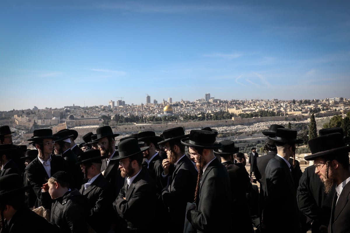 עשרות אנשי 'העדה' הגיעו; מצבה הוקמה על קבר הגאב"ד זצ"ל