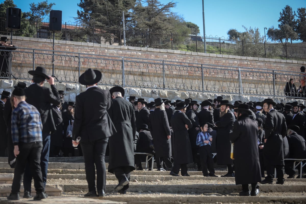 עשרות אנשי 'העדה' הגיעו; מצבה הוקמה על קבר הגאב"ד זצ"ל