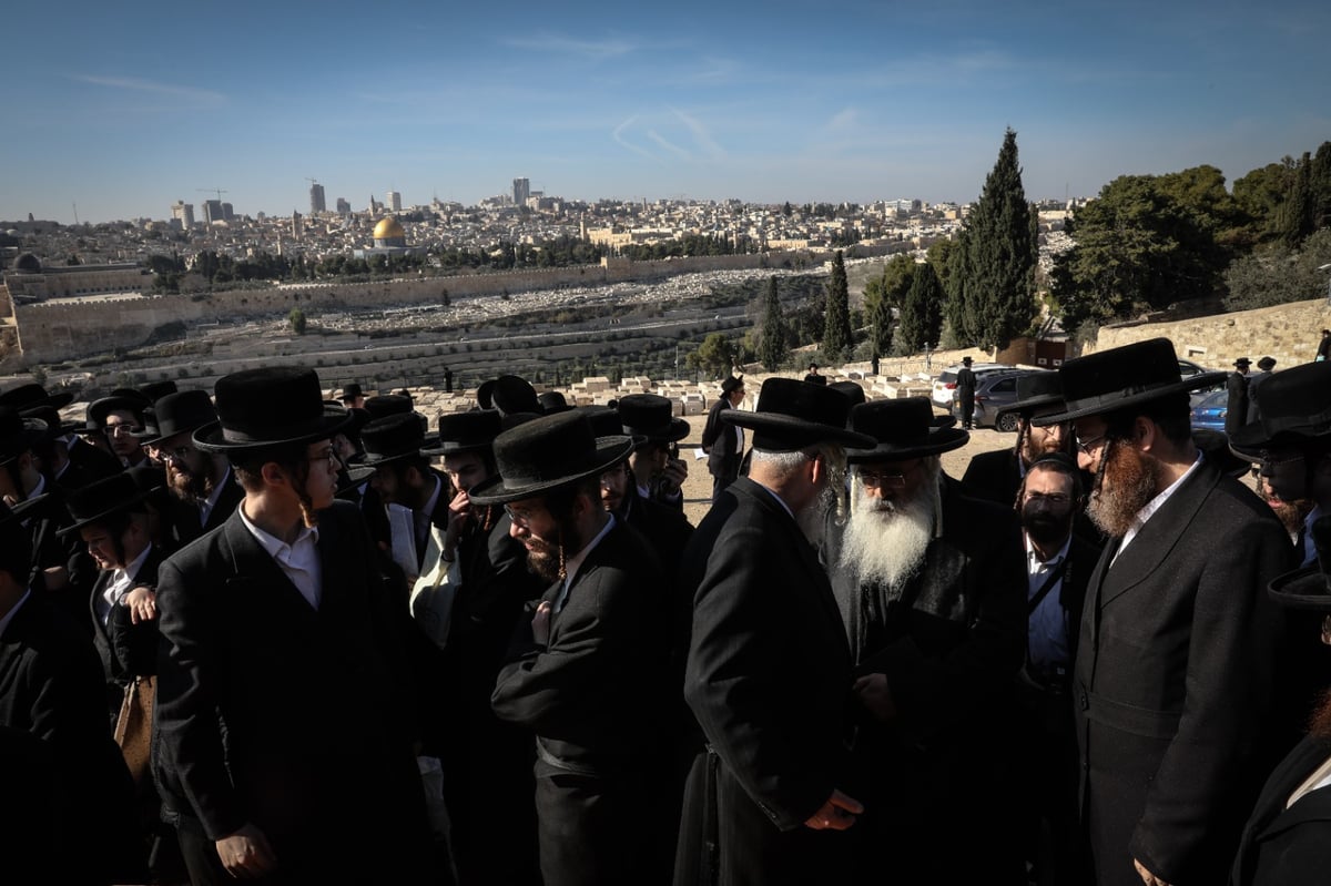 עשרות אנשי 'העדה' הגיעו; מצבה הוקמה על קבר הגאב"ד זצ"ל