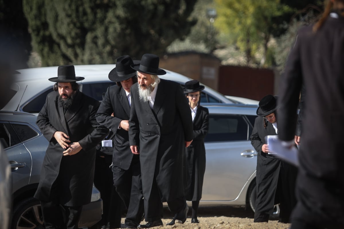 עשרות אנשי 'העדה' הגיעו; מצבה הוקמה על קבר הגאב"ד זצ"ל