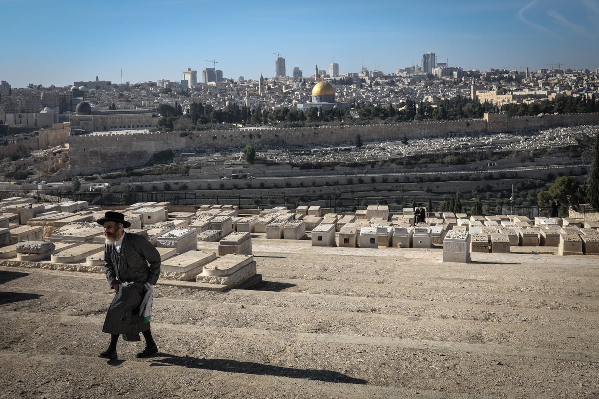 עשרות אנשי 'העדה' הגיעו; מצבה הוקמה על קבר הגאב"ד זצ"ל