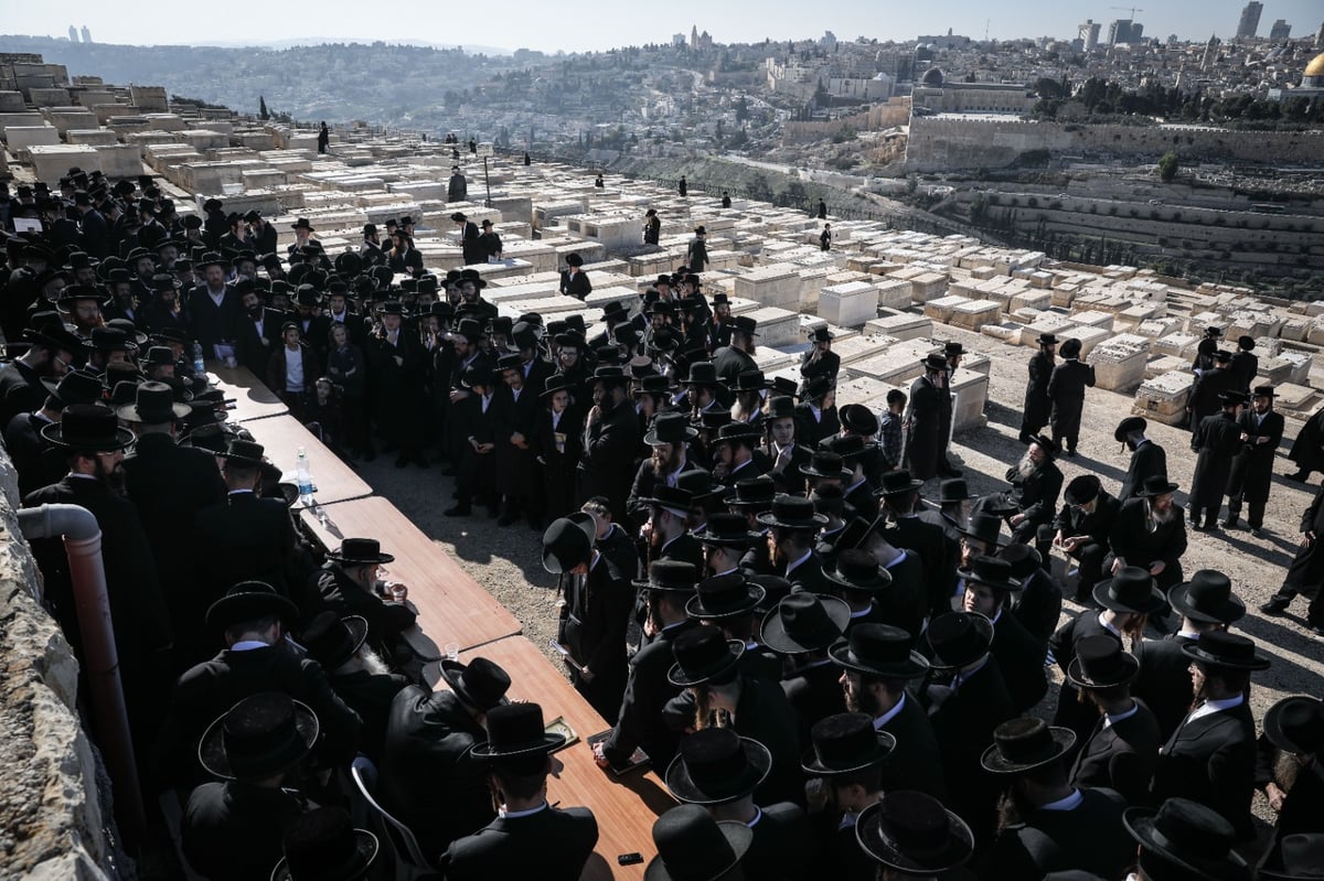 עשרות אנשי 'העדה' הגיעו; מצבה הוקמה על קבר הגאב"ד זצ"ל