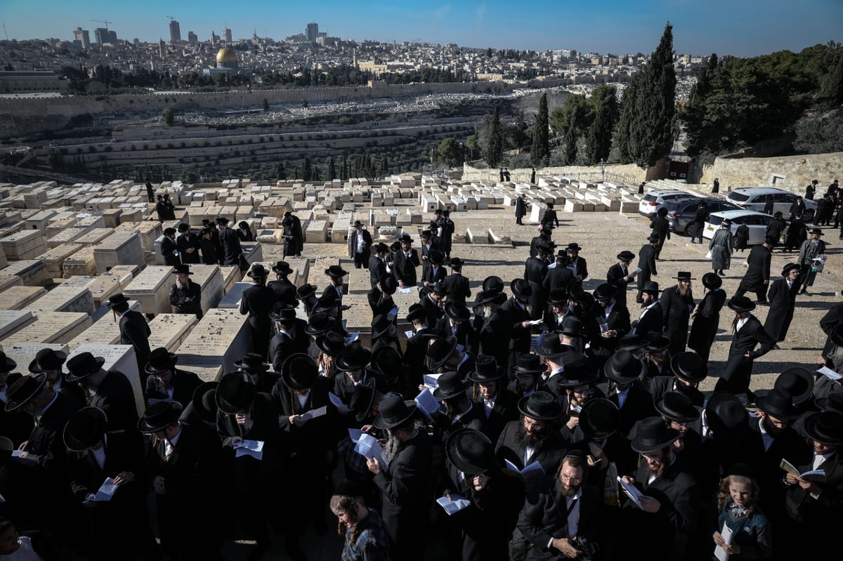 עשרות אנשי 'העדה' הגיעו; מצבה הוקמה על קבר הגאב"ד זצ"ל