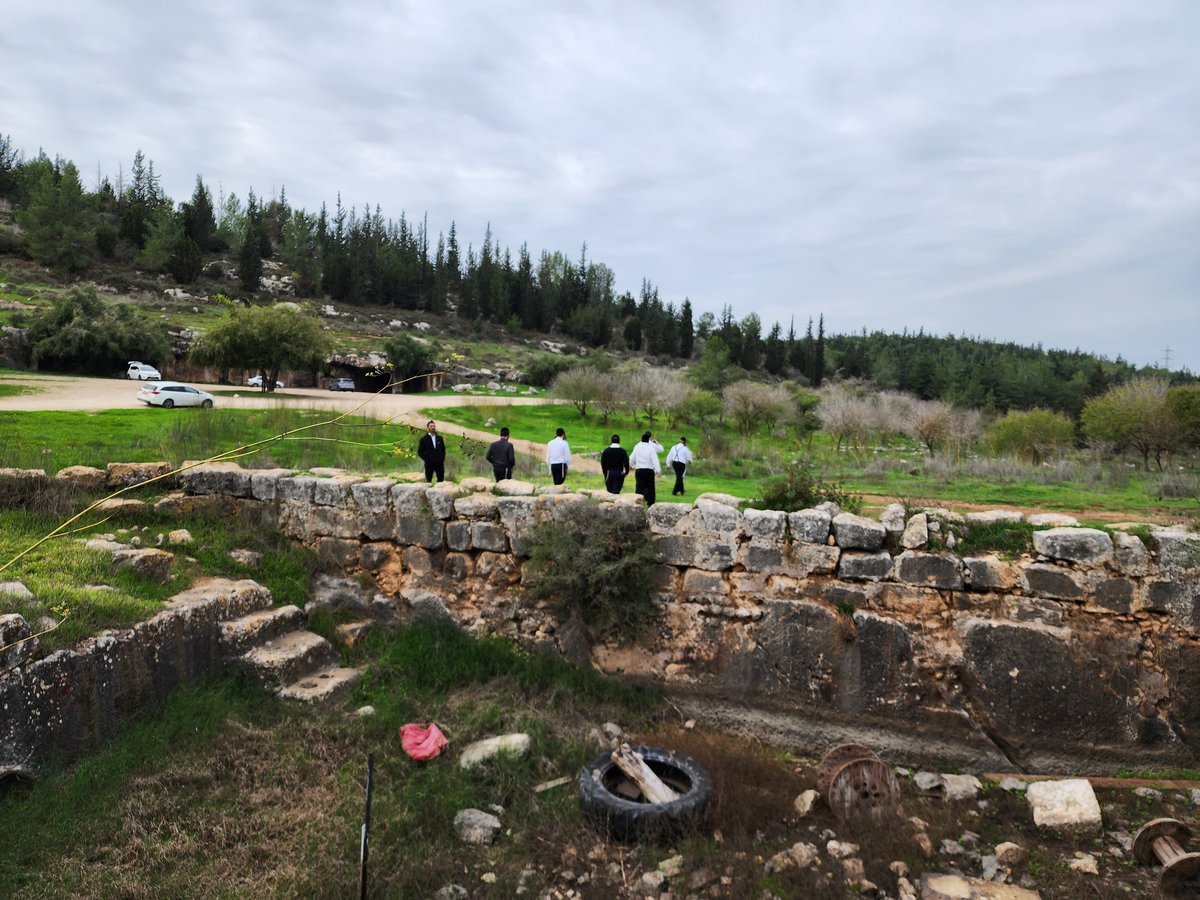 הבריכה העתיקה למרגלות 'מערת הנזירים' "ביר-א-שאמי" שכנראה פרושה 'באר שמעון', הלו הוא רבי שמעון בר יוחאי