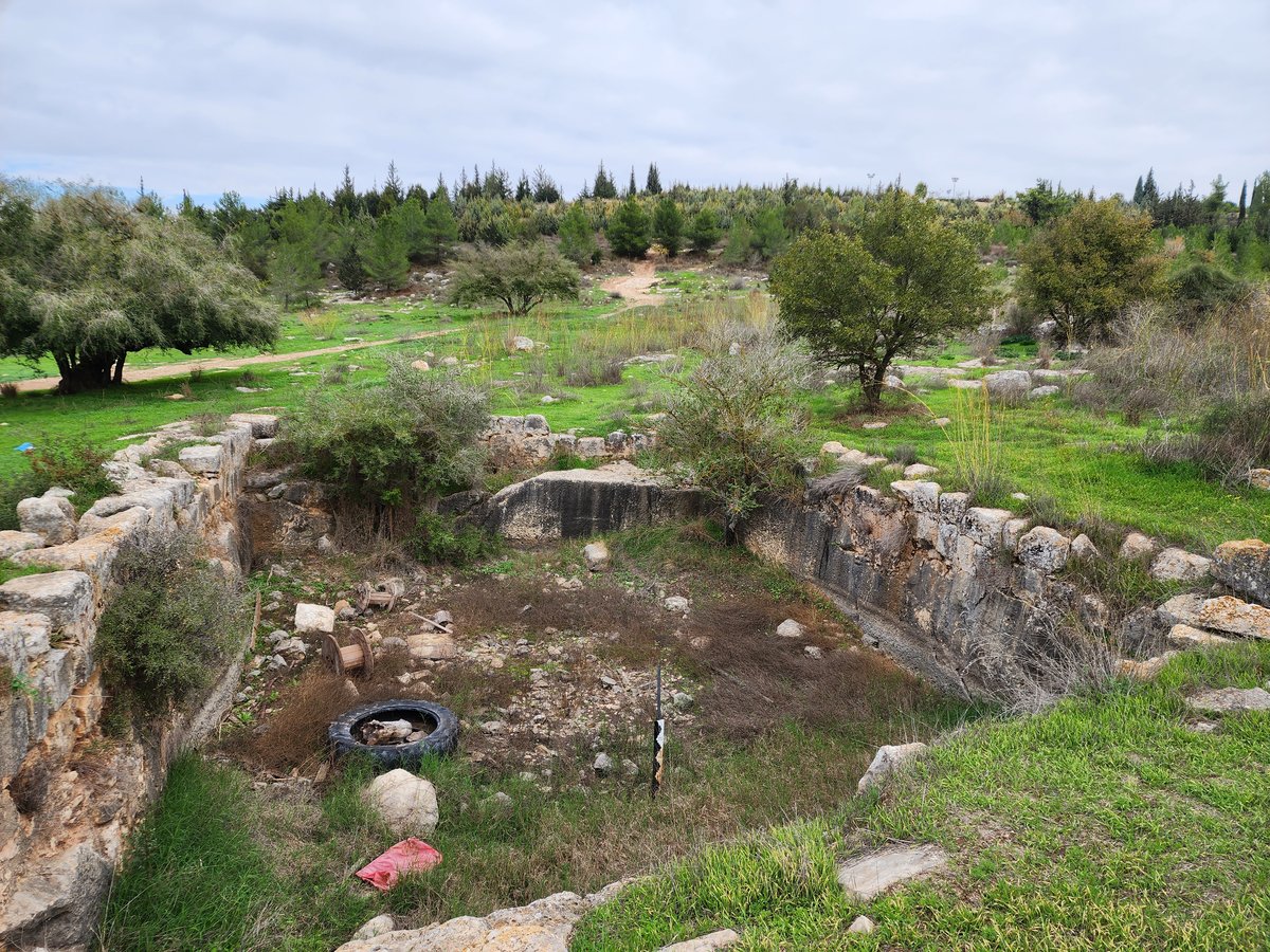 הבריכה העתיקה למרגלות 'מערת הנזירים' "ביר-א-שאמי" שכנראה פרושה 'באר שמעון', הלו הוא רבי שמעון בר יוחאי