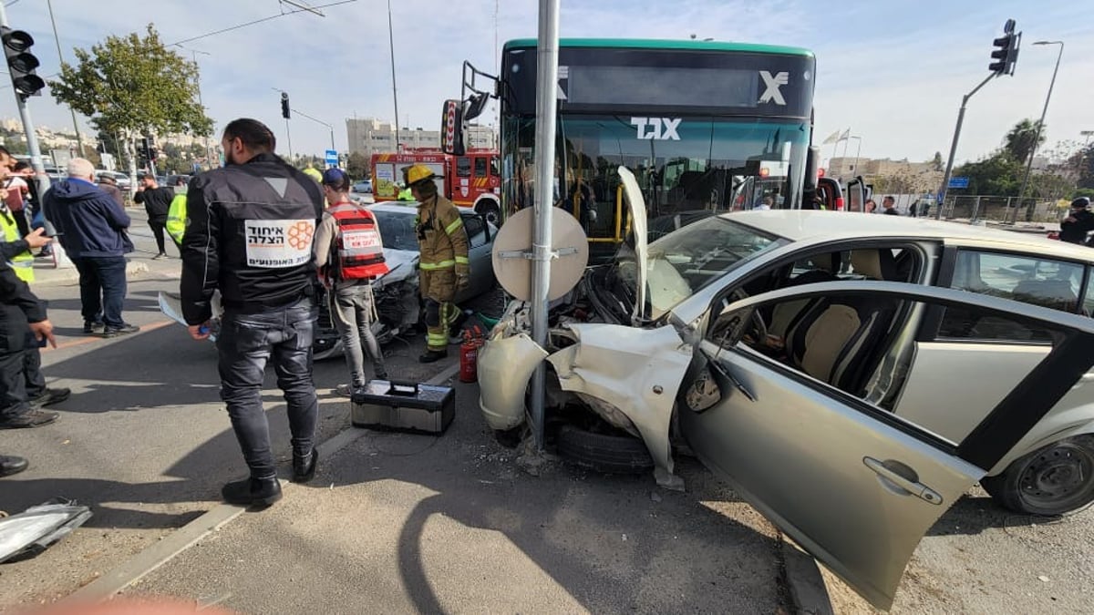 תאונה בין אוטובוס לרכב: הרכבת הקלה הושבתה חלקית