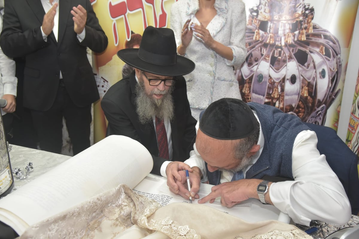 שבוע לאחר שנשדדה: אשת העסקים הכניסה ספר תורה