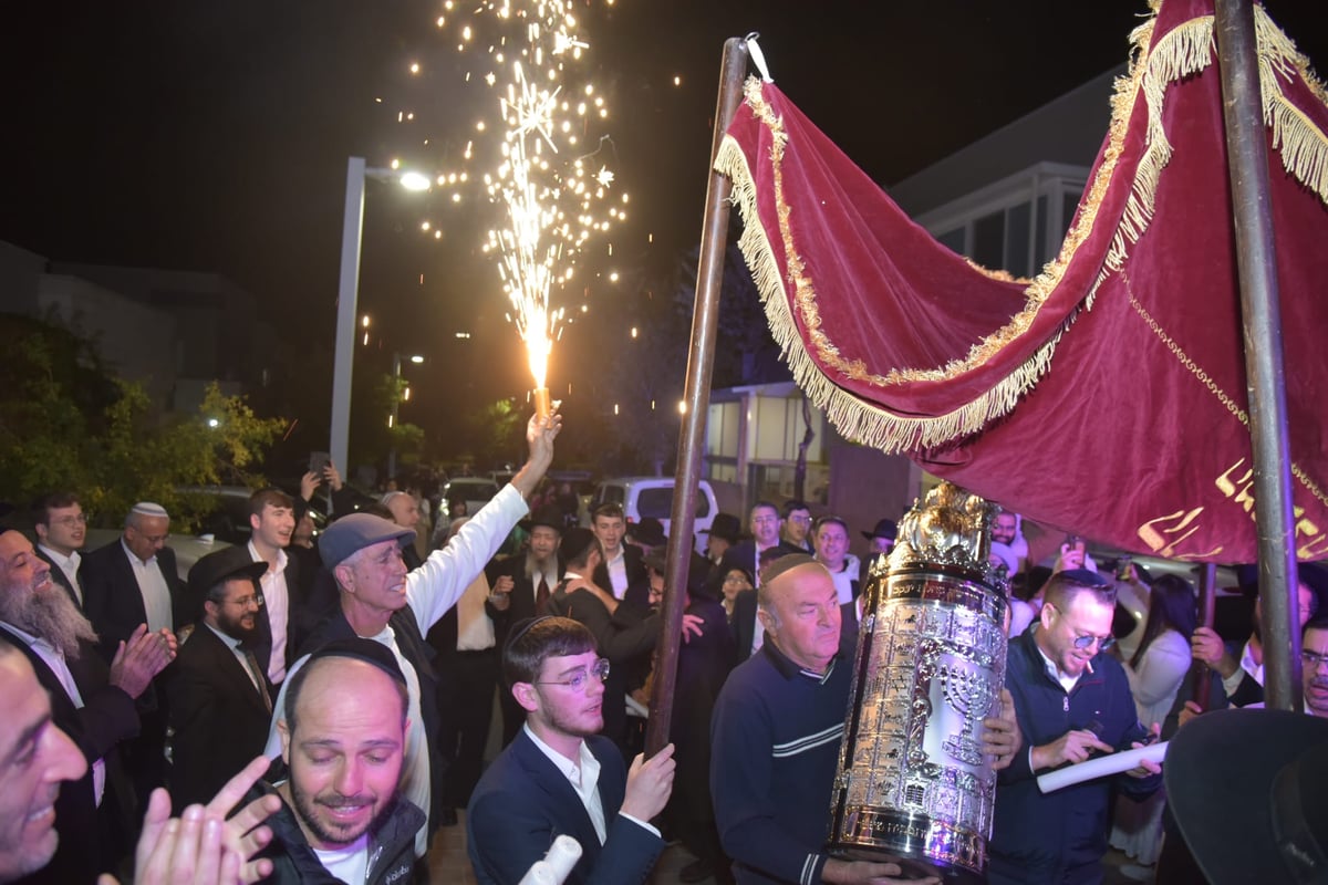 שבוע לאחר שנשדדה: אשת העסקים הכניסה ספר תורה