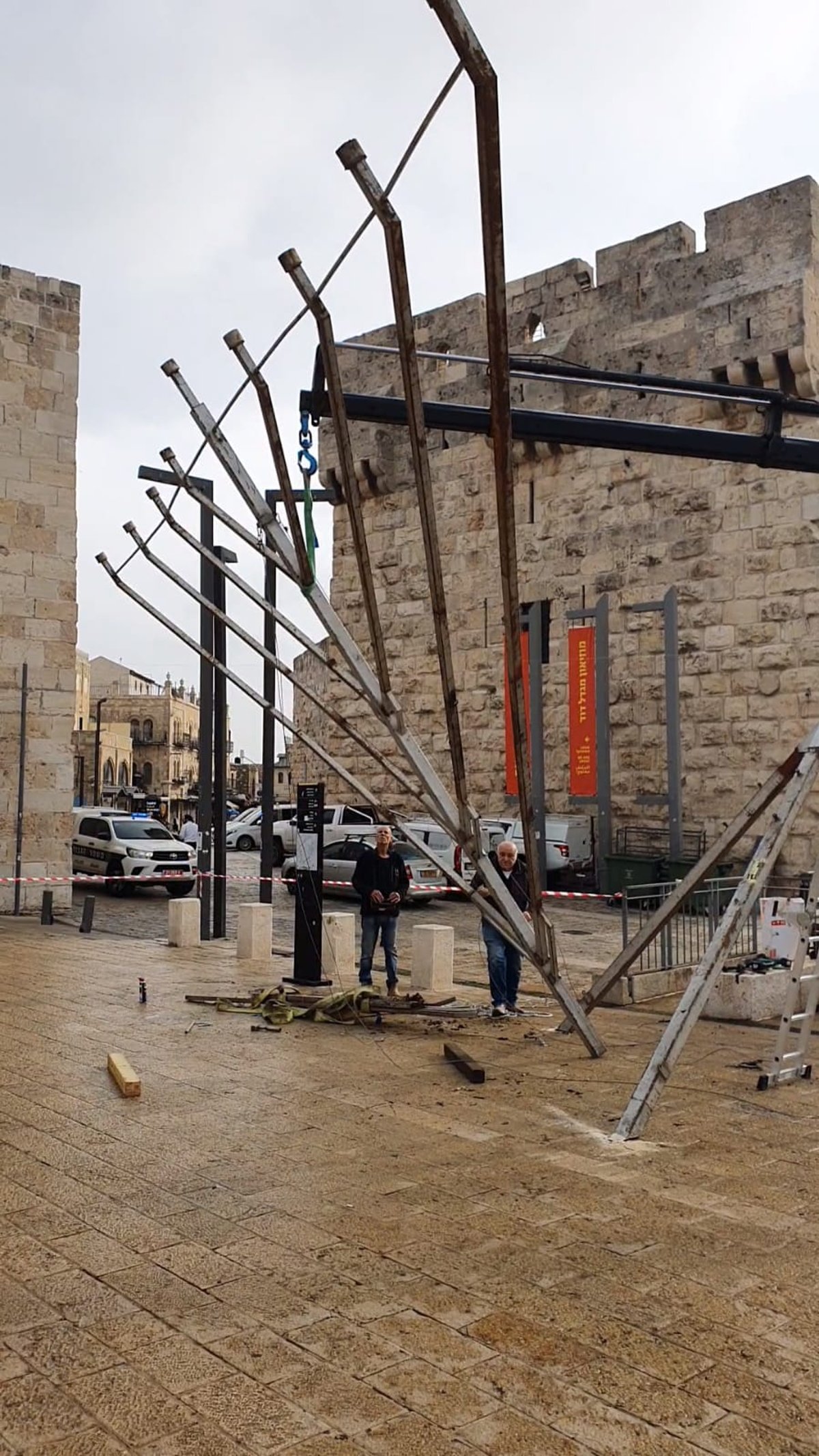 חנוכיות ענק בכל פינה: כך נערכים שלוחי חב"ד לחנוכה