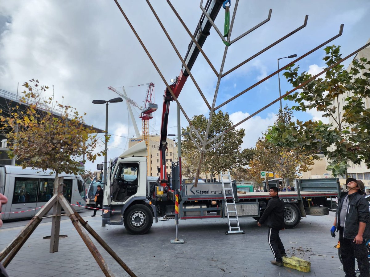 חנוכיות ענק בכל פינה: כך נערכים שלוחי חב"ד לחנוכה