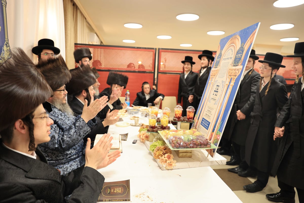 הביאו מתנה לאדמו"ר: שמחת השבע ברכות המרכזית בחסידות בוסטון