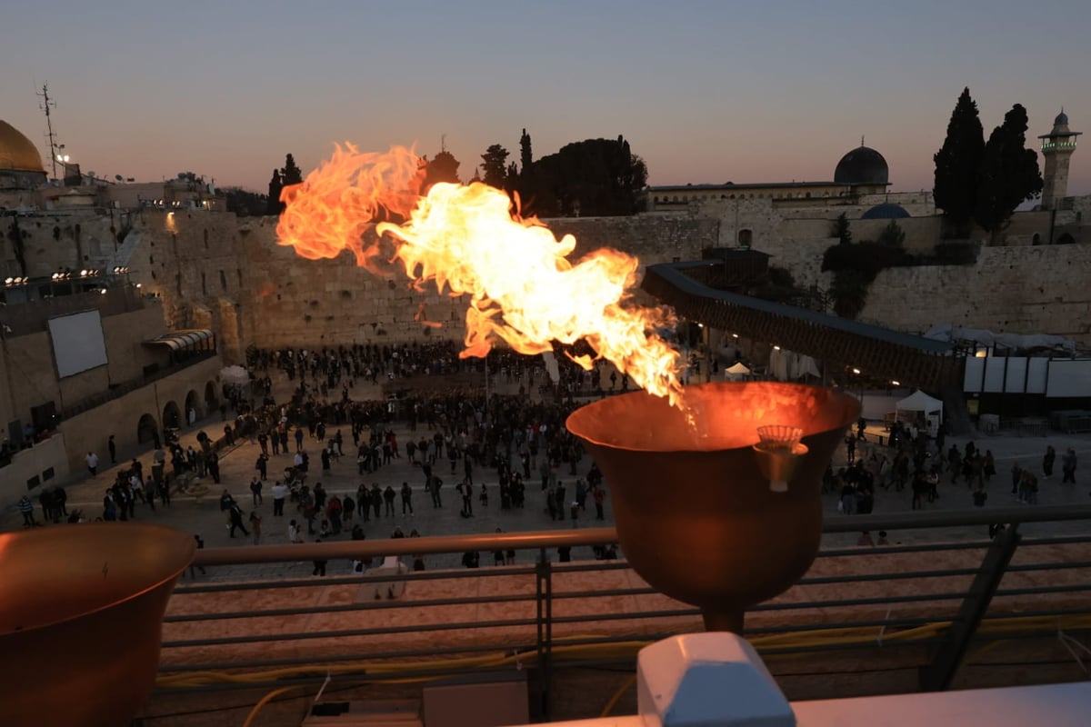 עם רבנים ואישי ציבור: הדלקת נר ראשון בכותל המערבי